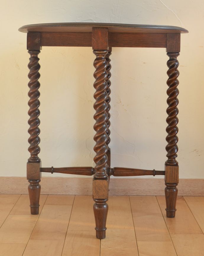 アンティークのテーブル　アンティーク家具　英国のアンティーク家具、ツイストの脚のオケージョナルテーブル（サイドテーブル）。アンティークは新品ではないので、もちろん経年変化によるキズはありますが、専門の職人が目立たないようキレイにお直しをしているので、後姿までキレイです。(q-917-f)