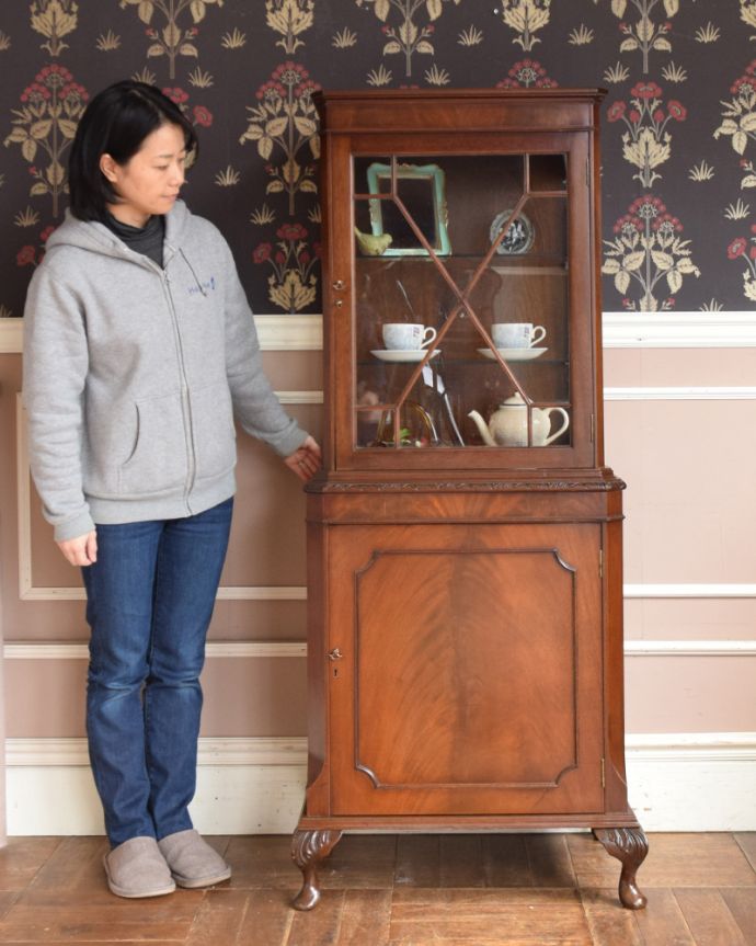 アンティークのキャビネット アンティーク家具 シノワズリーなアンティーク家具、英国輸入のスリムなガラスキャビネット(本棚)。リビングや寝室、玄関などで試してみてください。(q-919-f)