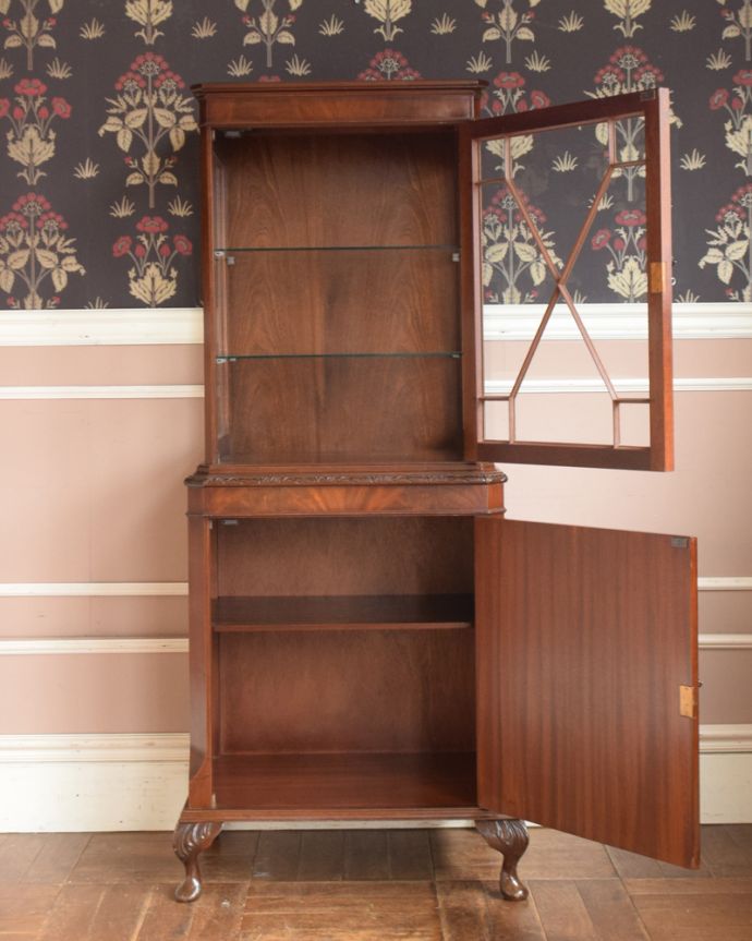 アンティークのキャビネット アンティーク家具 シノワズリーなアンティーク家具、英国輸入のスリムなガラスキャビネット(本棚)。食器や写真立て、本やDVDなどなど、たくさん飾ればディスプレイの幅が広がります!たくさんディスプレイ出来て、お片付けも捗るので嬉しいですよね。(q-919-f)