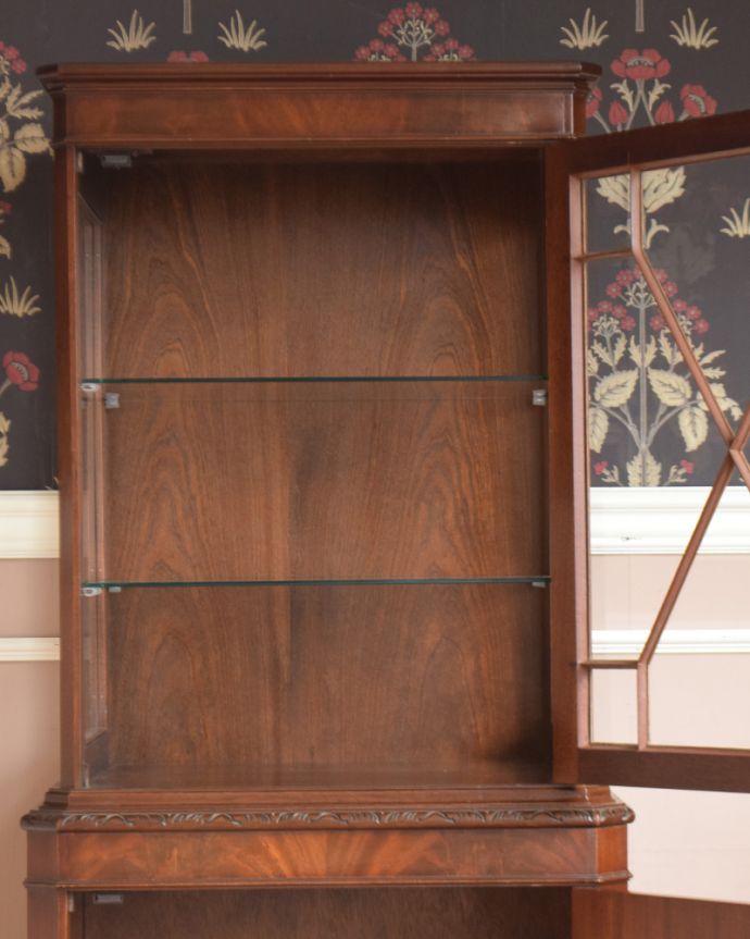 アンティークのキャビネット アンティーク家具 シノワズリーなアンティーク家具、英国輸入のスリムなガラスキャビネット(本棚)。ガラスの棚板は可動です。(q-919-f)