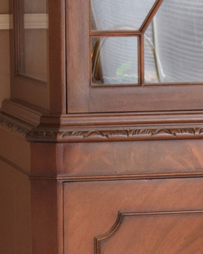 アンティークのキャビネット アンティーク家具 シノワズリーなアンティーク家具、英国輸入のスリムなガラスキャビネット(本棚)。角まで美しい装飾が施されています。(q-919-f)