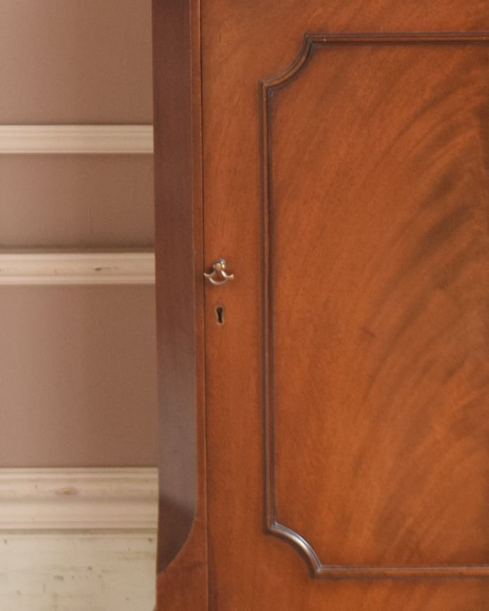 アンティークのキャビネット アンティーク家具 シノワズリーなアンティーク家具、英国輸入のスリムなガラスキャビネット(本棚)。小さな取っ手が付いています。(q-919-f)