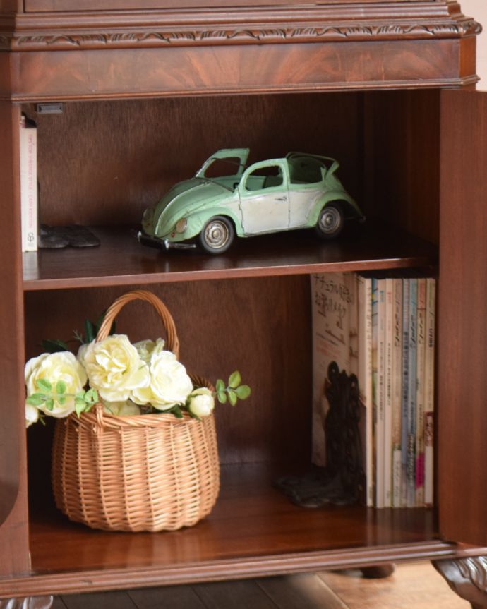 アンティークのキャビネット アンティーク家具 シノワズリーなアンティーク家具、英国輸入のスリムなガラスキャビネット(本棚)。木製扉内には雑誌やファイルも型崩れすることなく、立ててキレイに収納できます。(q-919-f)