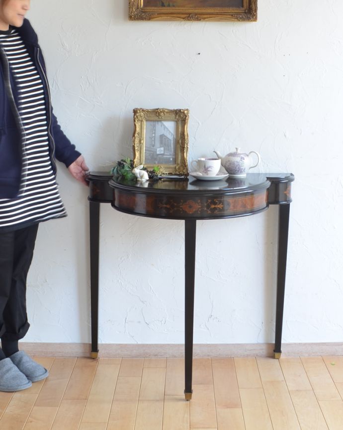 アンティークのテーブル アンティーク家具 英国のアンティーク家具、上品なコンソールテーブル。そっと壁に付けて置くだけで、オシャレな雰囲気に。(q-920-f)
