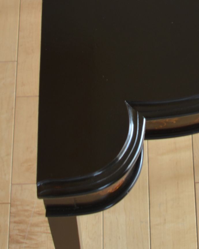 アンティークのテーブル アンティーク家具 英国のアンティーク家具、上品なコンソールテーブル。壁に付けると、角が立たないので、小さなお子さまがいるお家でも安心してお使い頂けます。(q-920-f)