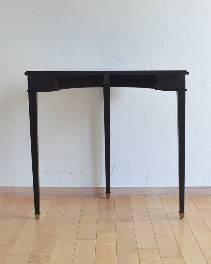 アンティークのテーブル アンティーク家具 英国のアンティーク家具、上品なコンソールテーブル。アンティークは新品ではないので、もちろん経年変化によるキズはありますが、専門の職人が目立たないようキレイにお直しをしているので、後姿までキレイです。(q-920-f)