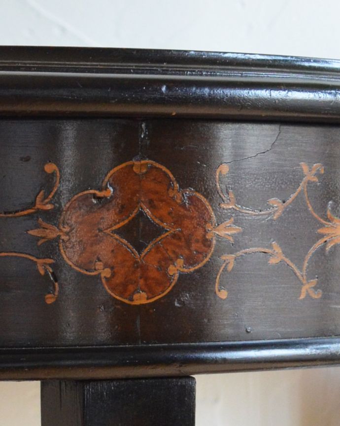 アンティークのテーブル アンティーク家具 英国のアンティーク家具、上品なコンソールテーブル。幕板には美しい装飾が施されています。(q-920-f)