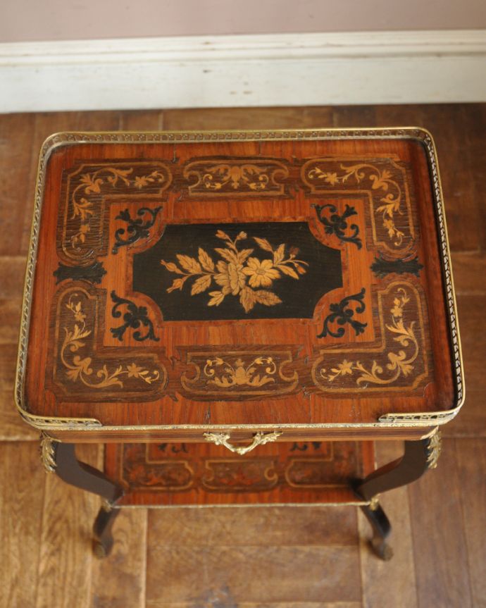 ロイドテーブル　アンティーク家具　ゴージャスな天板が美しいアンティークサイドテーブル（オケージョナルテーブル） 。天板もキレイに仕上げました。(q-921-f)