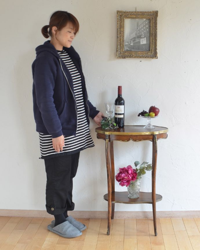 ロイドテーブル　アンティーク家具　象嵌が美しいウォルナット材のアンティークサイドテーブル（オケージョナルテーブル）。そっと壁に付けて置くだけで、オシャレな雰囲気に。(q-922-f)