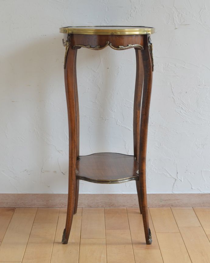 ロイドテーブル　アンティーク家具　象嵌が美しいウォルナット材のアンティークサイドテーブル（オケージョナルテーブル）。１つ１つキレイな装飾には、思わずうっとりしてしまいます。(q-922-f)