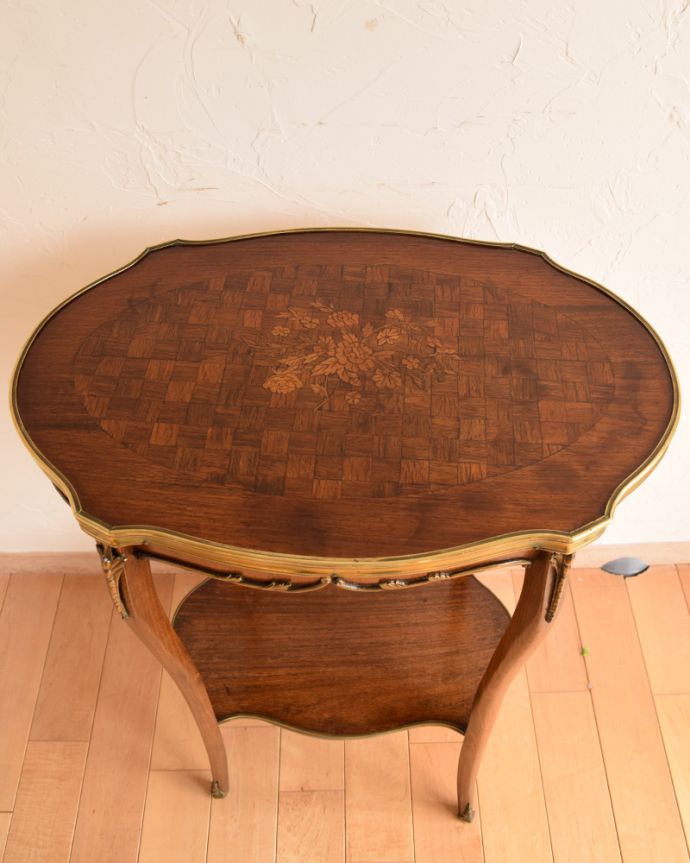 ロイドテーブル　アンティーク家具　象嵌が美しいウォルナット材のアンティークサイドテーブル（オケージョナルテーブル）。上から見ると、天板はこんな感じ。(q-922-f)