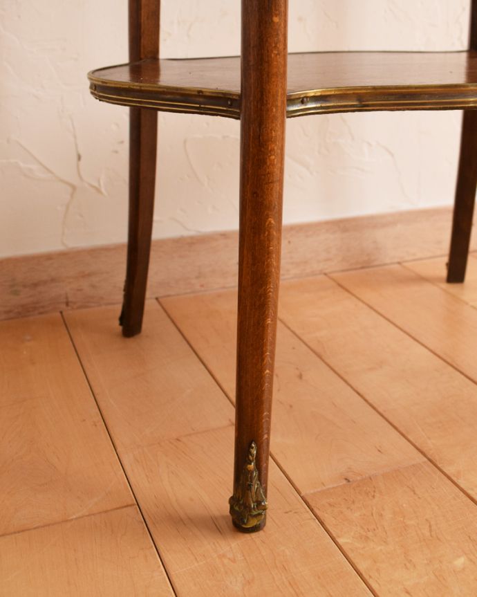 ロイドテーブル　アンティーク家具　象嵌が美しいウォルナット材のアンティークサイドテーブル（オケージョナルテーブル）。脚先まで装飾が付いています。(q-922-f)