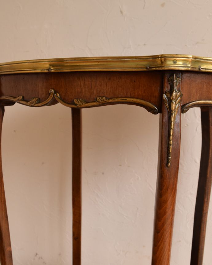 ロイドテーブル　アンティーク家具　象嵌が美しいウォルナット材のアンティークサイドテーブル（オケージョナルテーブル）。ゴールドの縁がお洒落なデザインです。(q-922-f)