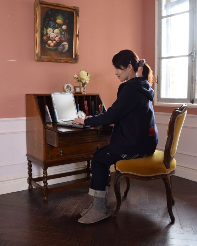 ビューロー　アンティーク家具　装飾が美しいイギリスからのアンティーク家具、ライティングビューロー（デスク）。脚の先まで装飾が美しいデザインです。(q-923-f)