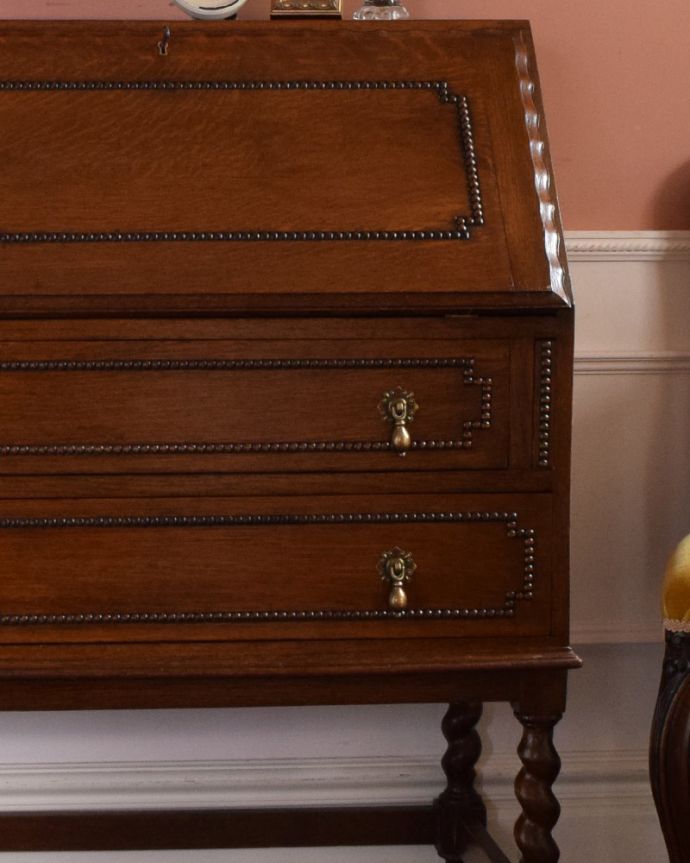 ビューロー　アンティーク家具　装飾が美しいイギリスからのアンティーク家具、ライティングビューロー（デスク）。とっても美しい木目です。(q-923-f)