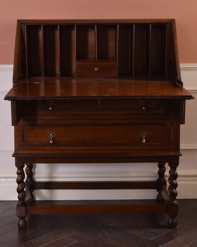 ビューロー　アンティーク家具　装飾が美しいイギリスからのアンティーク家具、ライティングビューロー（デスク）。棚に化粧品を片付ければ、奥様のドレッサー代わりにもなりますよ。(q-923-f)