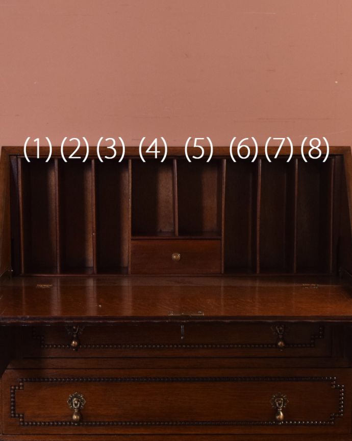 ビューロー　アンティーク家具　装飾が美しいイギリスからのアンティーク家具、ライティングビューロー（デスク）。この通り天板は広々しているので、パソコンデスクとしても活躍してくれます。(q-923-f)