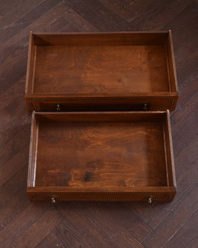 ビューロー　アンティーク家具　装飾が美しいイギリスからのアンティーク家具、ライティングビューロー（デスク）。引き出しが付いています。(q-923-f)