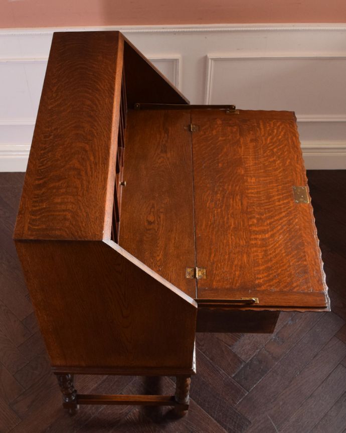 ビューロー　アンティーク家具　装飾が美しいイギリスからのアンティーク家具、ライティングビューロー（デスク）。天板もピカピカにお直ししました。(q-923-f)