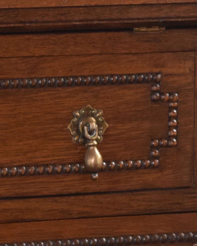 ビューロー　アンティーク家具　装飾が美しいイギリスからのアンティーク家具、ライティングビューロー（デスク）。引き出しの取っ手です。(q-923-f)