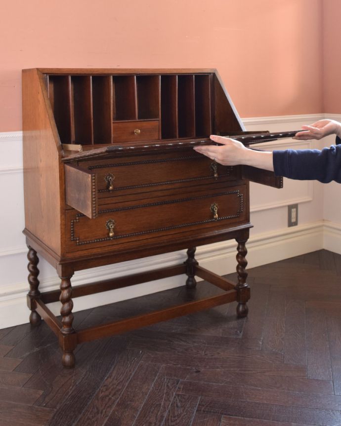 ビューロー　アンティーク家具　装飾が美しいイギリスからのアンティーク家具、ライティングビューロー（デスク）。ビューローの支えであるバーは、両サイドに付いています。(q-923-f)