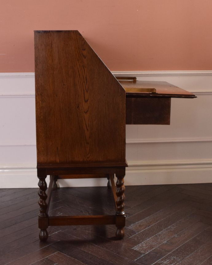 ビューロー　アンティーク家具　装飾が美しいイギリスからのアンティーク家具、ライティングビューロー（デスク）。サイドが見えても良いように作られた高級感を感じさせるデザインです。(q-923-f)