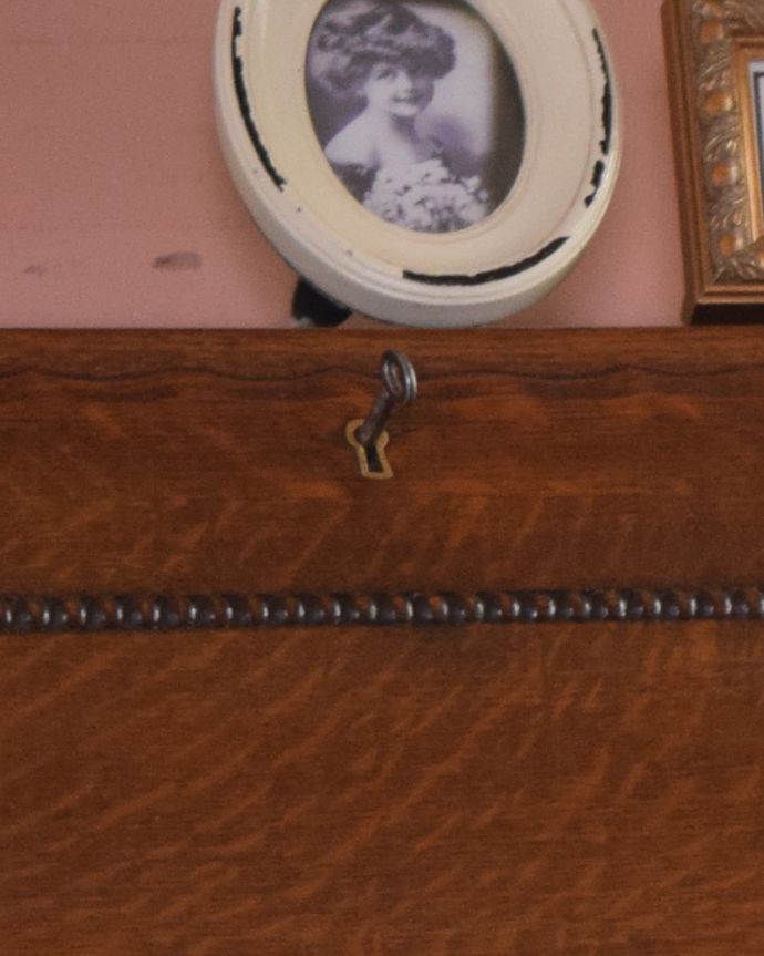 ビューロー　アンティーク家具　装飾が美しいイギリスからのアンティーク家具、ライティングビューロー（デスク）。ビューローの取っ手は鍵です。(q-923-f)