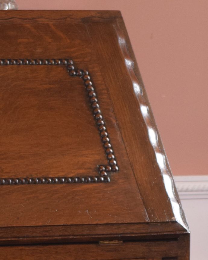 ビューロー　アンティーク家具　装飾が美しいイギリスからのアンティーク家具、ライティングビューロー（デスク）。英国家具らしい高級感のある装飾が施されています。(q-923-f)