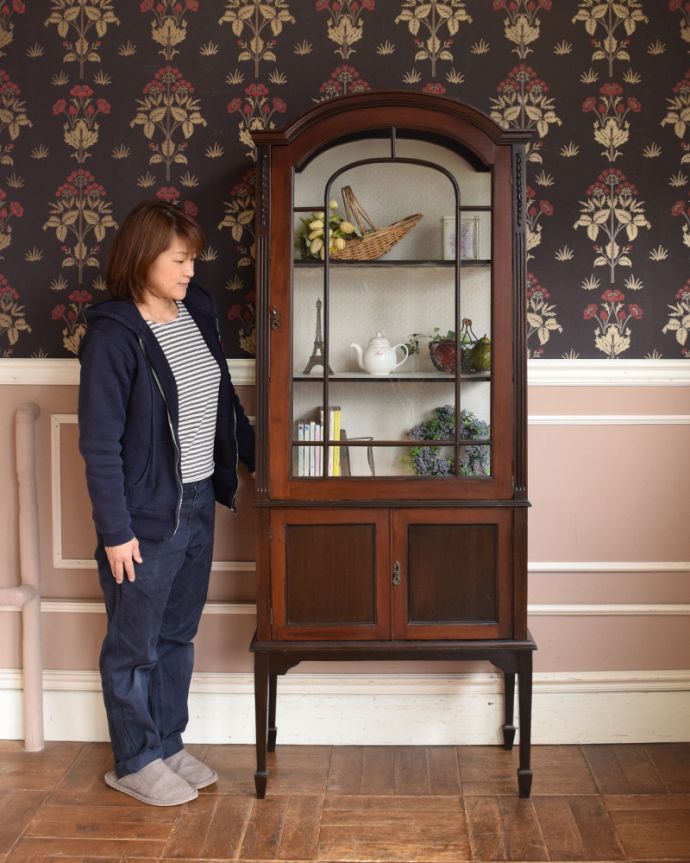 アンティークのキャビネット　アンティーク家具　素敵なアンティークの英国インテリア、シックなマホガニー材のガラスキャビネット（飾り棚）。リビングや寝室、玄関などで試してみてください。(q-924-f)