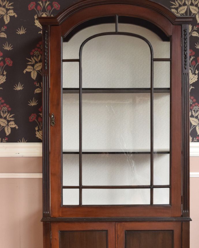 アンティークのキャビネット　アンティーク家具　素敵なアンティークの英国インテリア、シックなマホガニー材のガラスキャビネット（飾り棚）。どんなものを飾っても、素敵に見えてしまうキャビネット。(q-924-f)
