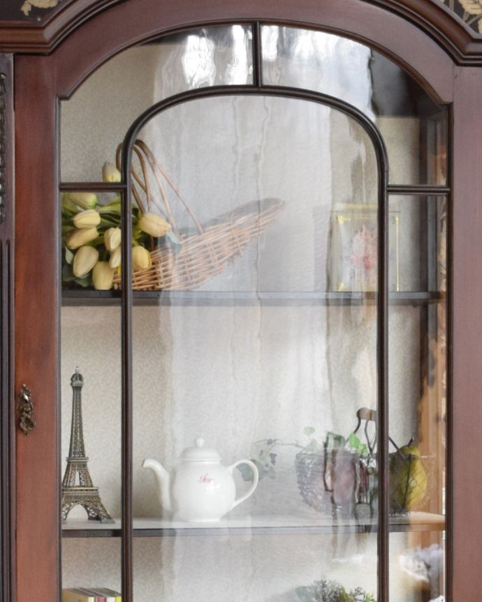 アンティークのキャビネット　アンティーク家具　素敵なアンティークの英国インテリア、シックなマホガニー材のガラスキャビネット（飾り棚）。アンティークのガラスがキレイに残っていました。(q-924-f)