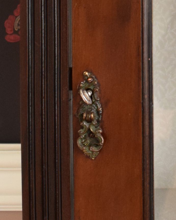 アンティークのキャビネット　アンティーク家具　素敵なアンティークの英国インテリア、シックなマホガニー材のガラスキャビネット（飾り棚）。リング形の取っ手と鍵穴が付いています。(q-924-f)