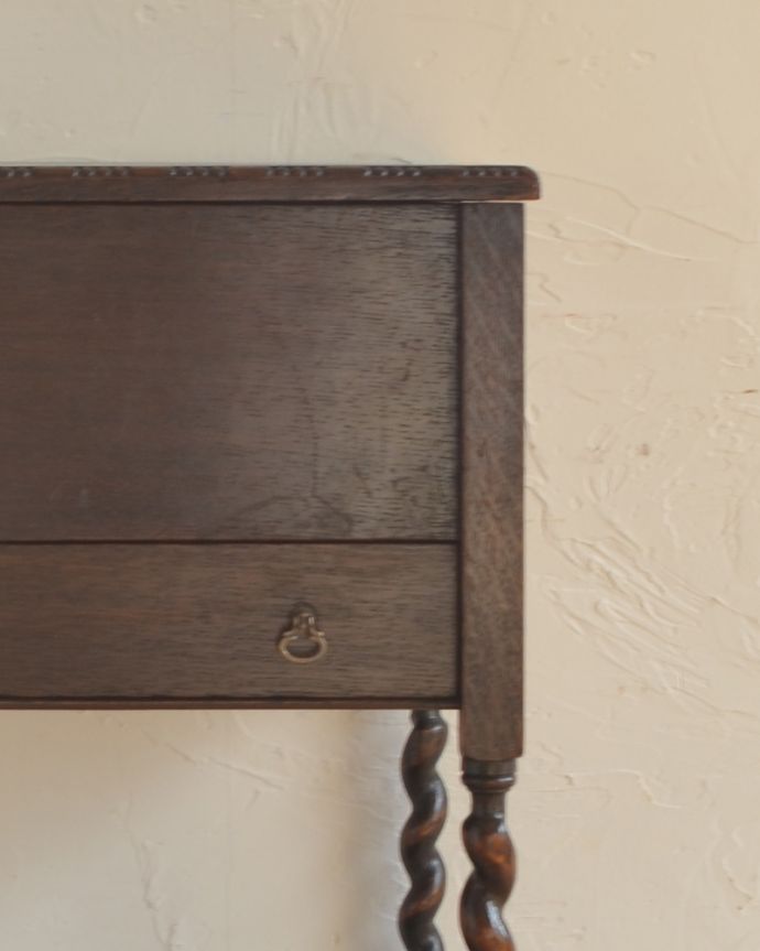 アンティークのチェスト　アンティーク家具　英国の輸入の便利なアンティーク家具、ツイスト脚がキレイなソーイングボックス。アンティークならではのなんとも美しいデザインです。(q-926-f)