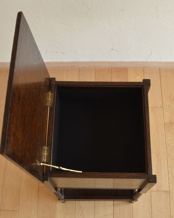 アンティークのチェスト　アンティーク家具　英国の輸入の便利なアンティーク家具、ツイスト脚がキレイなソーイングボックス。天板を持ち上げると収納ボックスになっています。(q-926-f)