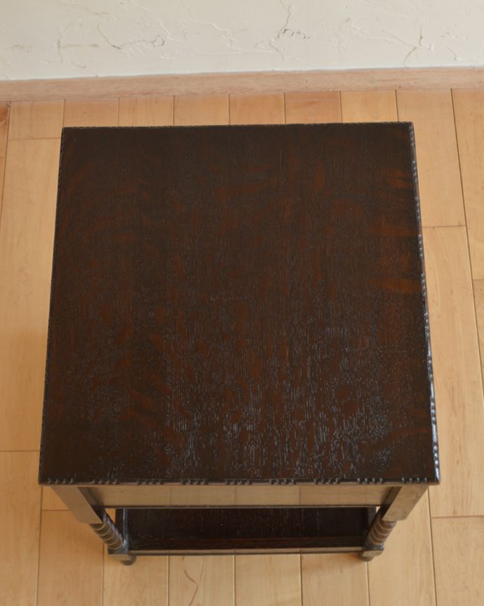 アンティークのチェスト　アンティーク家具　英国の輸入の便利なアンティーク家具、ツイスト脚がキレイなソーイングボックス。天板も木目がキレイです。(q-926-f)