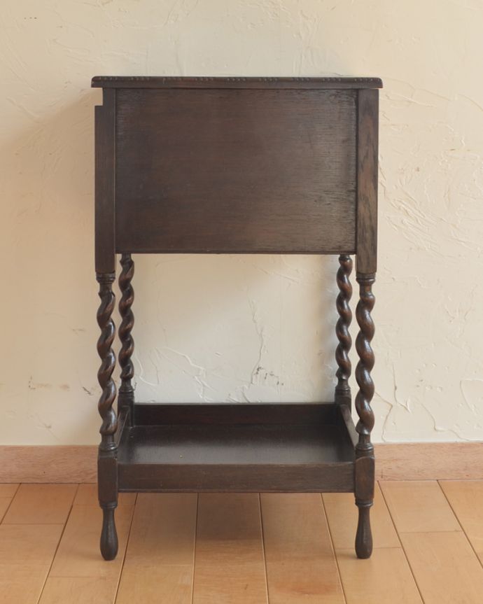 アンティークのチェスト　アンティーク家具　英国の輸入の便利なアンティーク家具、ツイスト脚がキレイなソーイングボックス。サイドから見ても絵になります。(q-926-f)