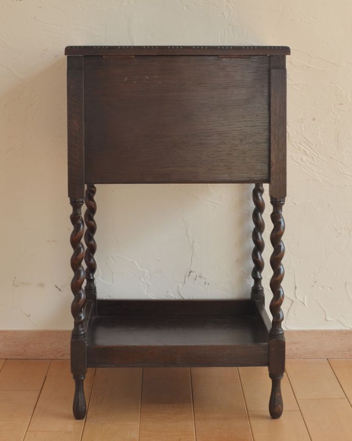 アンティークのチェスト　アンティーク家具　英国の輸入の便利なアンティーク家具、ツイスト脚がキレイなソーイングボックス。アンティークは新品ではないので、もちろん経年変化によるキズはありますが、専門の職人が目立たないようキレイにお直しをしているので、後姿までキレイです。(q-926-f)