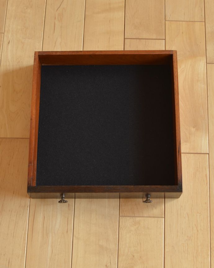 アンティークのチェスト　アンティーク家具　英国の輸入の便利なアンティーク家具、ツイスト脚がキレイなソーイングボックス。引き出しは１杯。(q-926-f)