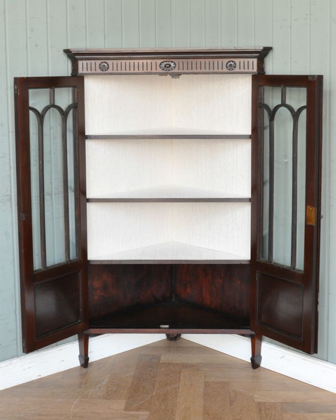 アンティークのキャビネット アンティーク家具 お花の彫刻が可愛いアンティークのコーナーガラスキャビネット(飾り棚) 。棚板も三角形。(q-929-f)