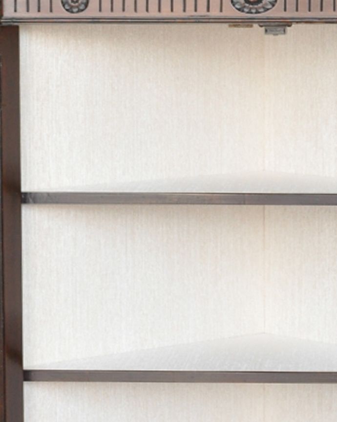 アンティークのキャビネット アンティーク家具 お花の彫刻が可愛いアンティークのコーナーガラスキャビネット(飾り棚) 。柄物の食器やお気に入りのアイテムが引き立つような生地になっています。(q-929-f)