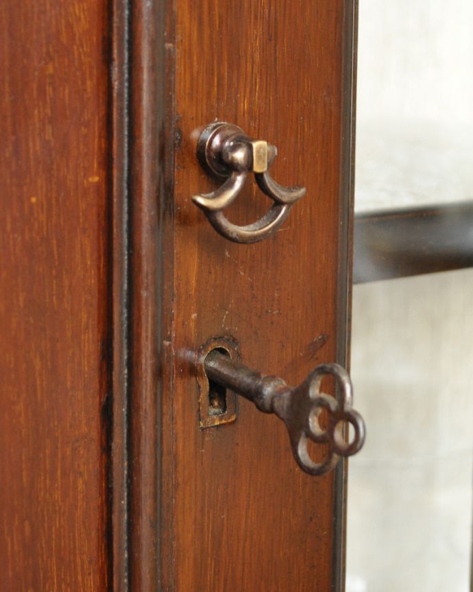 アンティークのキャビネット アンティーク家具 お花の彫刻が可愛いアンティークのコーナーガラスキャビネット(飾り棚) 。取っ手がちょこんと付いています。(q-929-f)