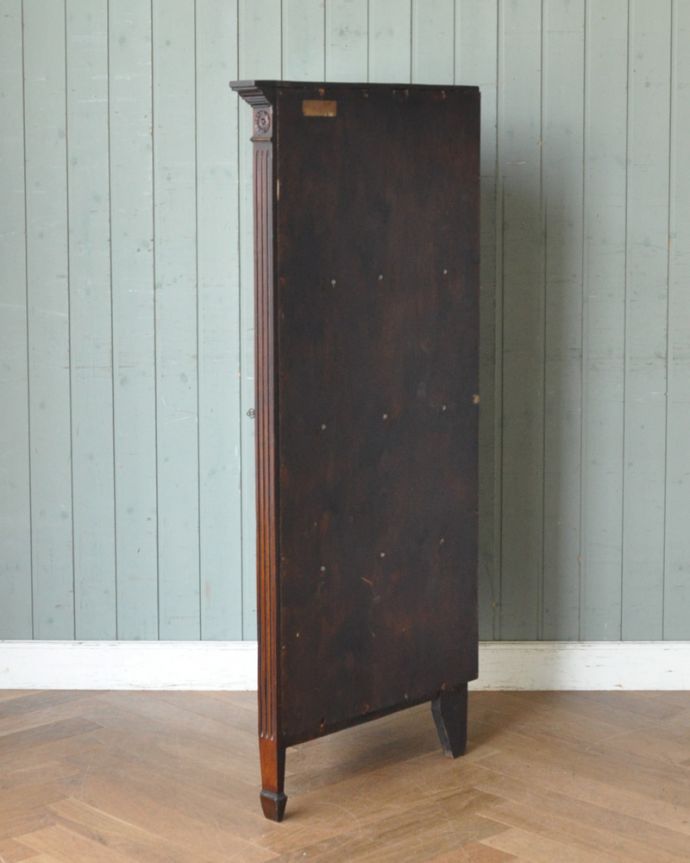 アンティークのキャビネット アンティーク家具 お花の彫刻が可愛いアンティークのコーナーガラスキャビネット(飾り棚) 。丈夫に作られているので、長くお使いいただけます。(q-929-f)