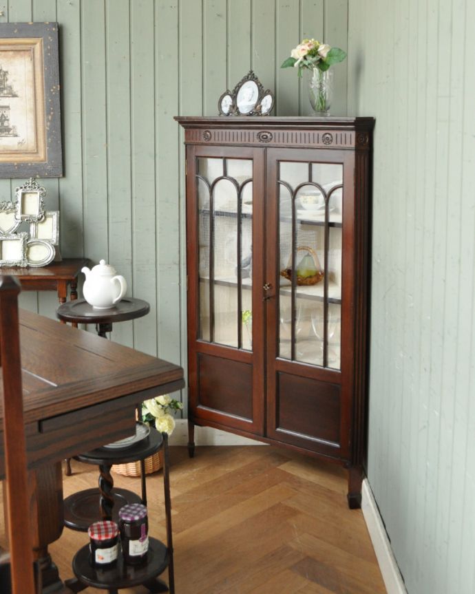 アンティークのキャビネット アンティーク家具 お花の彫刻が可愛いアンティークのコーナーガラスキャビネット(飾り棚) 。お部屋の隅っこを彩ってくれます角にピタッとおさまってくれて、優雅な雰囲気を醸し出してくれるんです。(q-929-f)