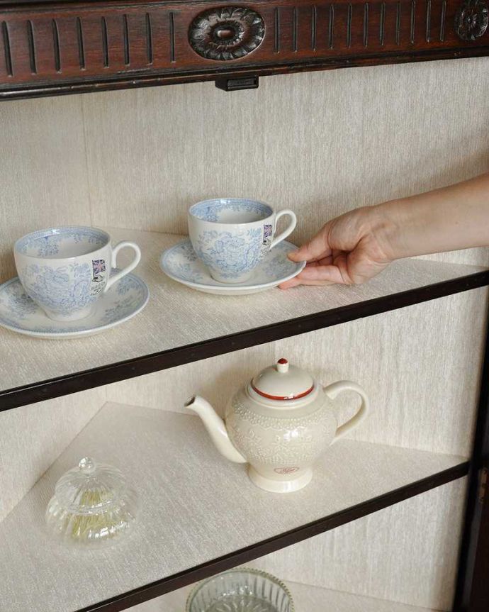 アンティークのキャビネット アンティーク家具 お花の彫刻が可愛いアンティークのコーナーガラスキャビネット(飾り棚) 。何を入れてもOK!全部が素敵に見えちゃう!飾るものがないから…なんて思わないで、お家にあるお客様用のカップなどを入れてみましょう。(q-929-f)