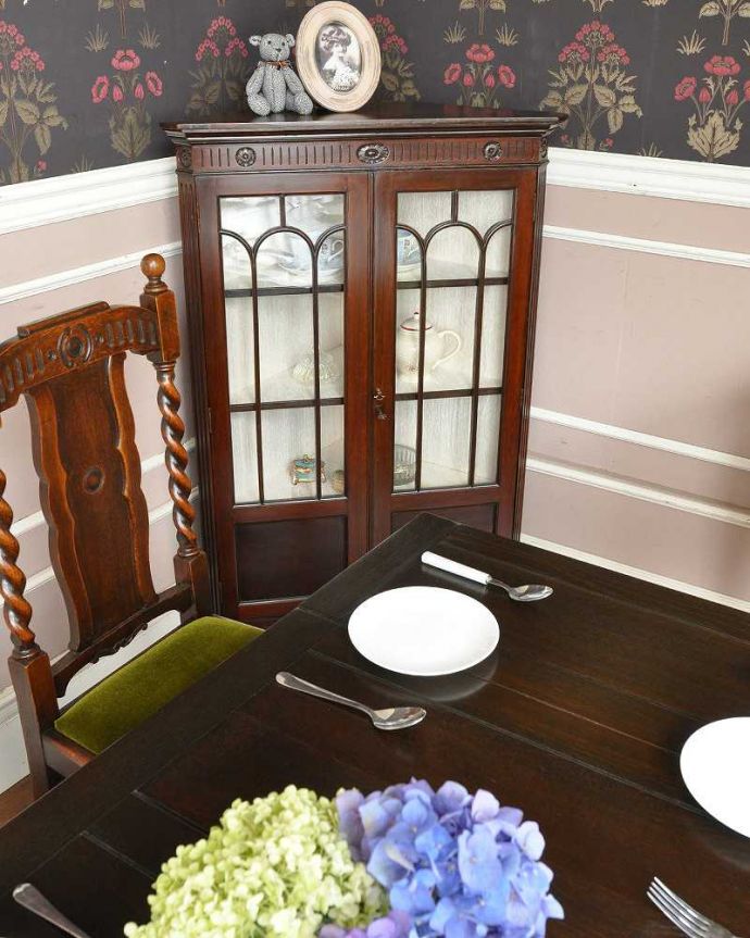アンティークのキャビネット アンティーク家具 お花の彫刻が可愛いアンティークのコーナーガラスキャビネット(飾り棚) 。ダイニングでもリビングでも・・・このステキなキャビネットは、正直、場所を問わずどこに置いても似合う!ダイニングではカップボードとして、お気に入りの食器を飾りながら収納。(q-929-f)