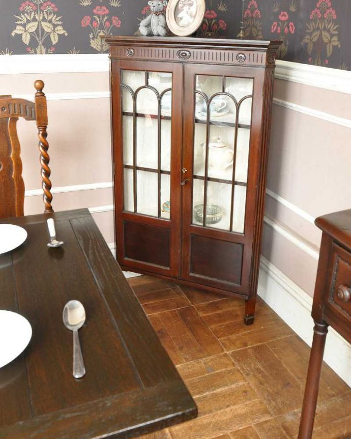 アンティークのキャビネット　アンティーク家具　お花の彫刻が可愛いアンティークのコーナーガラスキャビネット（飾り棚） 。。(q-929-f)