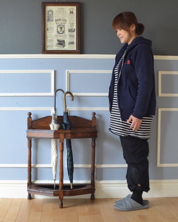 アンティークの玄関収納 アンティーク家具 英国らしいデザインのアンティーク家具、木製ステッキスタンド(傘立て) 。インテリアとして、シルエットがとても絵になります。(q-930-f)