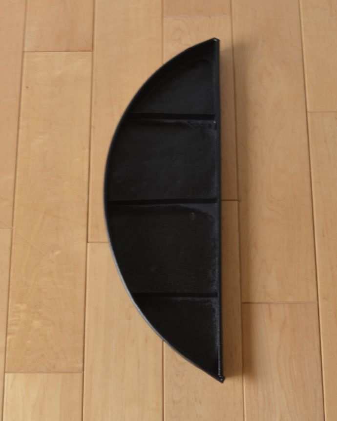 アンティークの玄関収納 アンティーク家具 英国らしいデザインのアンティーク家具、木製ステッキスタンド(傘立て) 。雨受けが付いていますので、床が濡れません。(q-930-f)