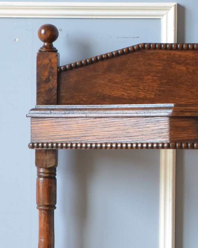 アンティークの玄関収納 アンティーク家具 英国らしいデザインのアンティーク家具、木製ステッキスタンド(傘立て) 。隅々まで彫が美しい高級感のあるデザインです。(q-930-f)