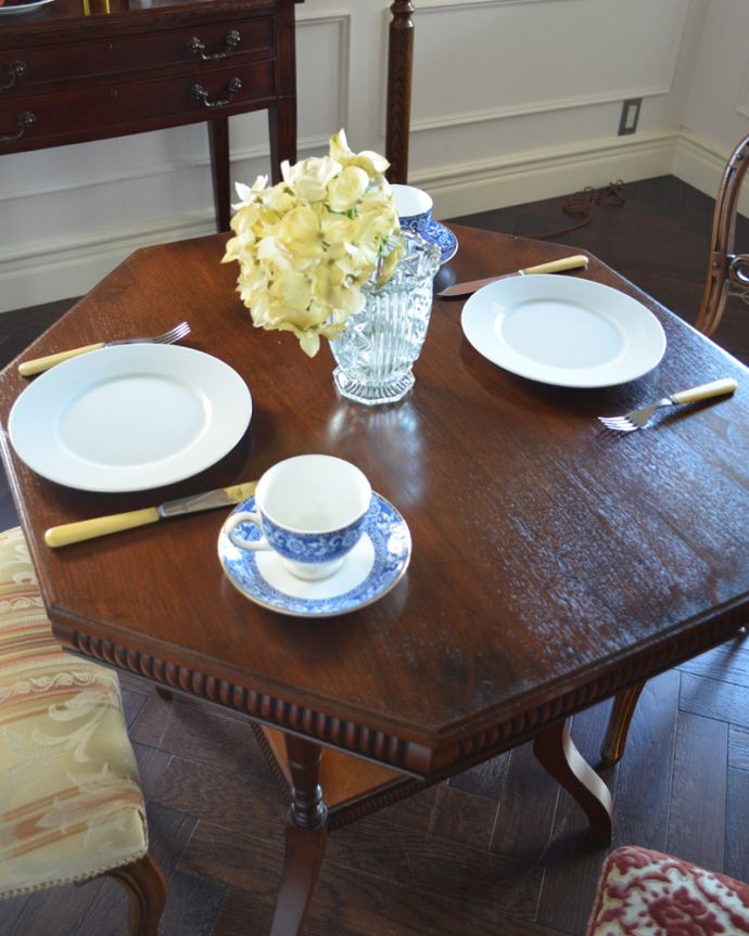 ロイドテーブル　アンティーク家具　高級感たっぷりのアンティーク英国家具、脚の先まで美しいティーテーブル（オケージョナルテーブル）。小さなテーブルとして便利に使えるので、使いたい場所にちょっと持って行って気軽に使ってみましょう下の棚には雑誌や本を置いても便利です。(q-931-f)